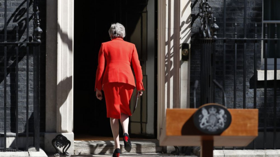 Britská premiérka Theresa Mayová odchádza po vyhlásení na Downing Street 10.