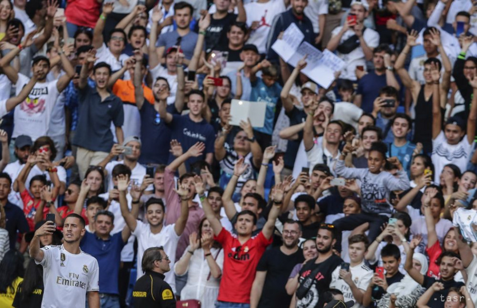 Nová posila Realu Madrid belgický futbalista Eden Hazard sa fotí s fanúšikmi počas oficiálneho predstavenia na Štadióne Santiaga Bernabeua v Madride 13. júna 2019.