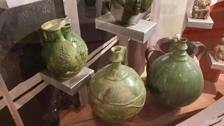Na snímke krčah a džbány, výrobky gemersko-malohontských hrnčiarov, zo zbierok Gemersko-malohontského múzea v Rimavskej Sobote, 14. júna 2019.