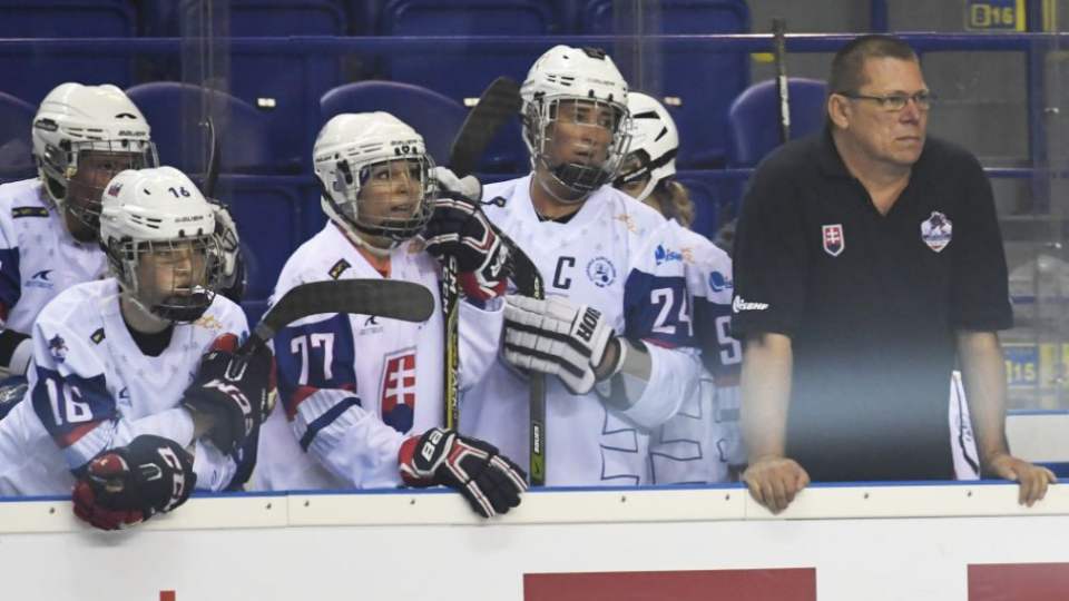 Na snímke lavička Slovenska, vpravo tréner Marián Hambálek v zápase Majstrovstiev sveta v hokejbale Slovensko – Kanada v Košiciach 14. júna 2019.