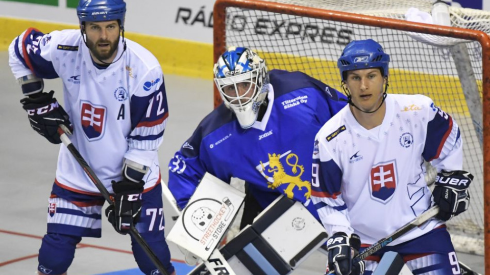 Na snímke vľavo Roman Bujdák (Slovensko), vpravo jeho spoluhráč Lukáš Olejník v zápase Majstrovstiev sveta v hokejbale mužov Slovensko – Fínsko v Košiciach 14. júna 2019.