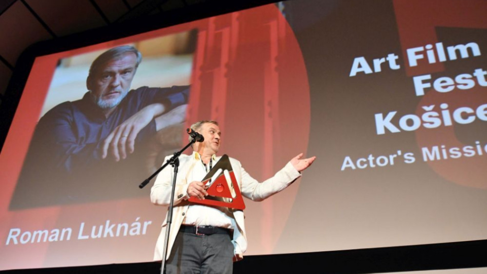 Z otvorenia 27. ročníka festivalu Art Film Fest 14. júna 2019 v Košiciach. Na snímke vľavo herec Roman Luknár s ocenením Hercova misia na úvodnom ceremoniále festivalu v košickej Kunsthalle.