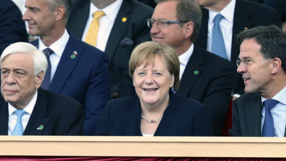 Podpredseda slovenskej vlády Richard Raši (hore vľavo) a nemecká kancelárka Angela Merkelová (uprostred) sa účastnia na podujatí pri príležitosti 75. výročia vylodenia v Normandii, ktoré si pripomínajú v Británii predstavitelia viacerých krajín podieľajúcich sa na tejto operácii v britskom Portsmouthe 5. júna 2019. 