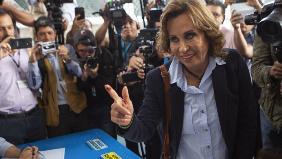 Guatemalská prezidentská kandidátka Sociálnodemokratickej strany UNE Sandra Torresová ukazuje pomaľovaný ukazovák po jej hlasovaní v prezidentských a parlamentných voľbách v Guatemala City 16. júna 2019. Podľa predbežných výsledkov prezidentských a parlamentných volieb vedie s 22 percentami hlasov podnikateľka a bývalá prvá dáma Guatemaly Sandra Torresová (63), ktorá je kandidátkou sociálnodemokratickej strany UNE. Za ňou nasleduje s 11 percentami Alejandro Giammattei (63), ktorý sa o post prezidenta uchádza s podporou konzervatívnej strany Vamos.