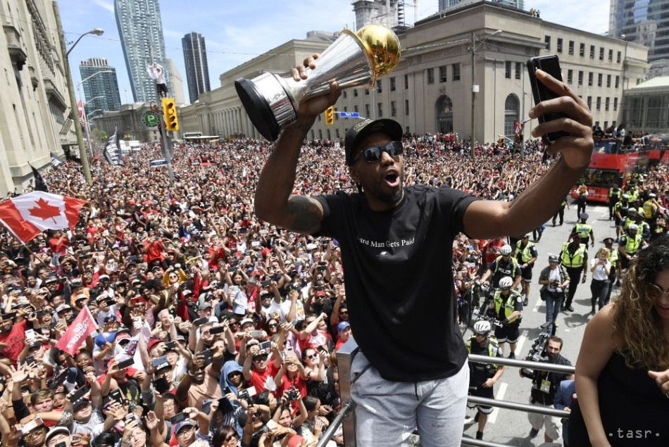 Na snímke hviezda Toronto Raptors Kawhi Leonard oslavuje s pohárovou trofejou víťaza NBA v Toronte 17. júna 2019.