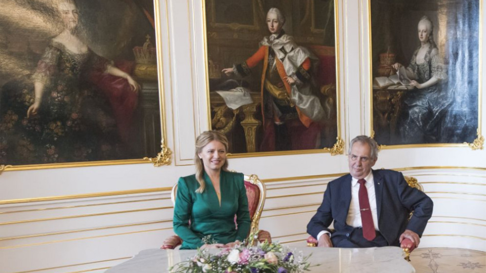 Na snímke vľavo prezidentka SR Zuzana Čaputová a vpravo prezident ČR Miloš Zeman počas prijatia na Pražskom hrade 20. júna 2019 v Prahe.