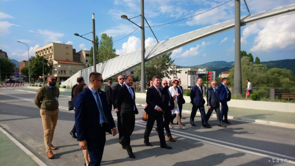 Most cez rieku Ibar v Mitrovici v Kosove, ktorá oddeľuje srbskú a albánsku enklávu, strážia talianski carabinieri z misie KFOR. Na snímke úradujúci predseda Organizácie pre bezpečnosť a spoluprácu v Európe a minister zahraničných vecí a európskych záležitostí Miroslav Lajčák prechádza pešo po moste zo srbskej do albánskej časti Mitrovice 21. júna 2019.