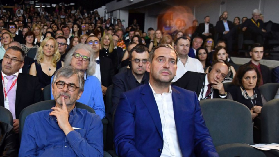 Z otvorenia 27. ročníka festivalu Art Film Fest 14. júna 2019 v Košiciach. Na snímke zľava herci Boris Farkaš a Martin Mňahončák počas úvodného ceremoniálu festivalu v košickej Kunsthalle.