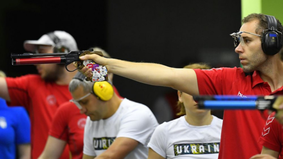 Na snímke slovenský reprezentant v športovej streľbe Juraj Tužinský v súťaži vzduchová pištoľ na 10 metrov v kategórii mix na II. Európskych hrách v Minsku 22. júna 2019. 