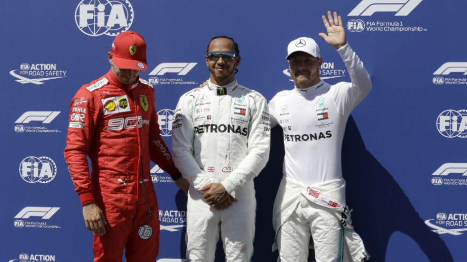 Britský majster sveta Lewis Hamilton (uprostred) na Mercedese sa stal na okruhu Circuit Paul Ricard v Le Castellet víťazom kvalifikácie na Veľkú cenu Francúzska automobilov F1. Päťnásobný svetový šampión a líder celkovej klasifikácie si tak vybojoval tretiu pole-position v sezóne a už 86. v kariére. Druhé miesto na štartovom rošte nedeľňajších pretekov získal Hamiltonov tímový kolega Fín Valtteri Bottas (vpravo) a na treťom mieste skončil Monačan Charles Leclerc (vľavo) na monoposte Ferrari. 