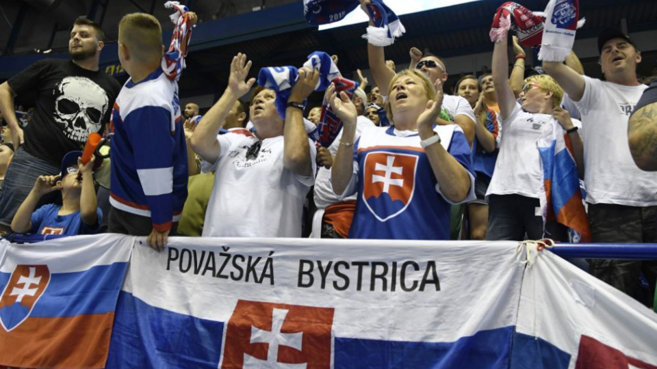 Na snímke fanúšikovia Slovenska povzbudzujú vo finálovom zápase majstrovstiev sveta v hokejbale mužov Slovensko – Fínsko v Košiciach v sobotu 22. júna 2019. 