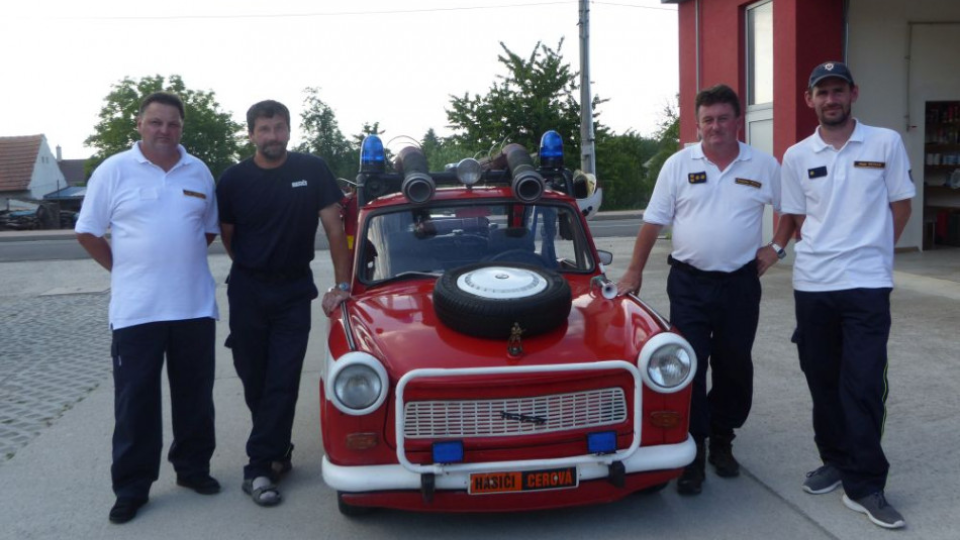 Na snímke trabant T601 a členovia Dobrovoľného hasičského zboru (DHZ) v obci Cerová, okres Senica 22. júna 2019.