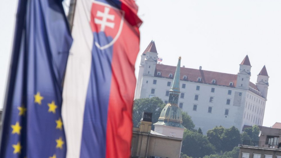 Na archívnej snímke vlajky Európskej únie, Slovenskej republiky a v pozadí Bratislavský hrad 15. júna 2019 v Bratislave. 