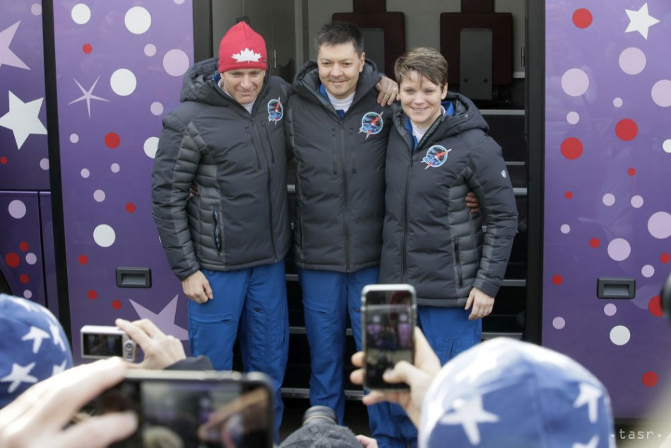 Na snímke sprava americká astronautka Anne McClainová, ruský kozmonaut Džleg Kononenko a austronaut CSA David Saint-Jacques pózujú pred štartom ruskej rakety Sojuz MS-11 na kozmodróme v Bajkonure v Kazachstane 3. decembra 2018.
