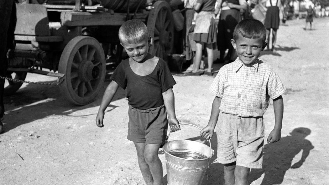 Na archívnej snímke z 22. augusta 1947 veľké suchá na západnom Slovensku.