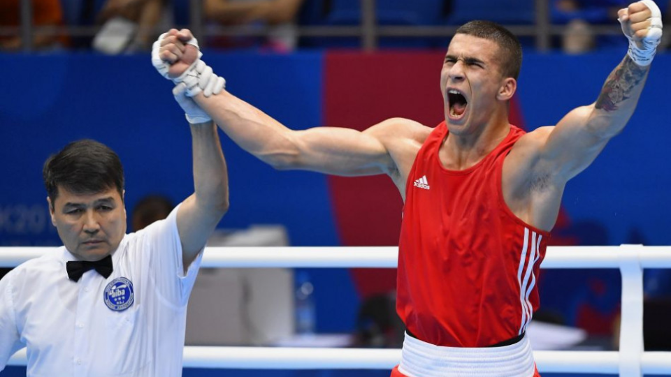 Slovenský boxer Andrej Csemez sa raduje po výhre nad Španielom Miguelom Cuadradom Entrenom vo štvrťfinále hmotnostnej kategórie do 75 kilogramov na II. Európskych hrách v Minsku 25. júna 2019.