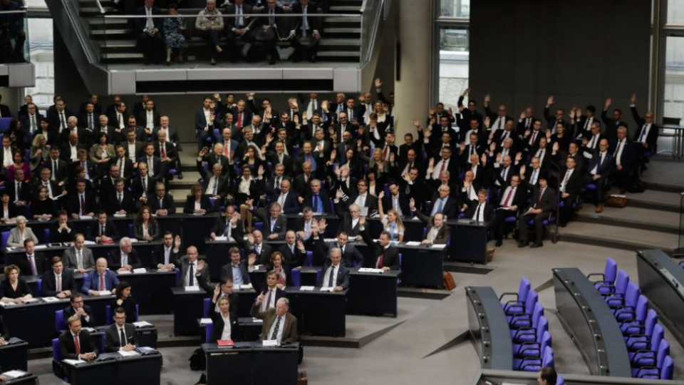 Poslanci pravicovopopulistickej Alternatívy pre Nemecko (AfD) dvíhajú ruky hore počas hlasovania na zasadnutí nemeckého Spolkového snemu (Bundestagu), archívna snímka.