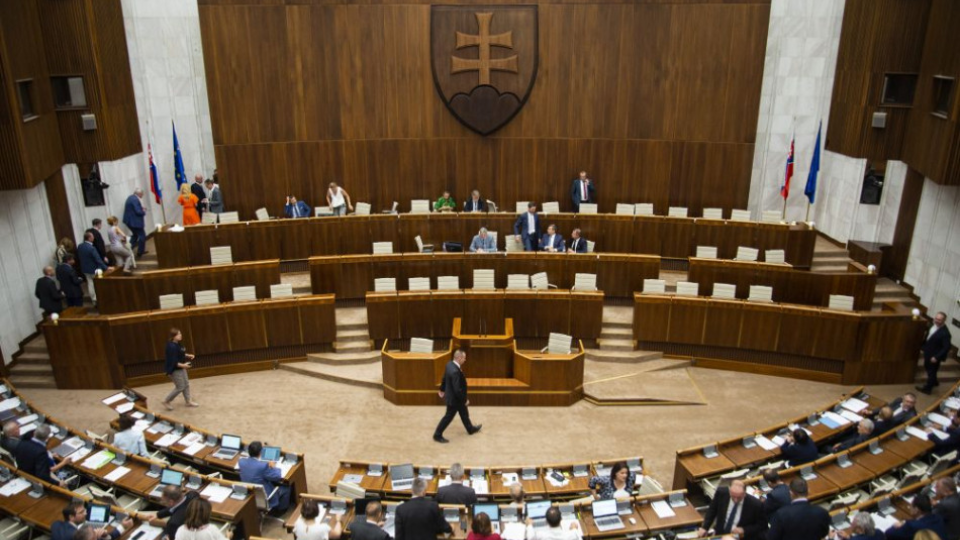 Na snímke poslanci Národnej rady (NR) SR počas tajnej voľby kandidátov na ústavných sudcov na rokovaní 46. schôdze parlamentu 25. júna 2019 v Bratislave. 