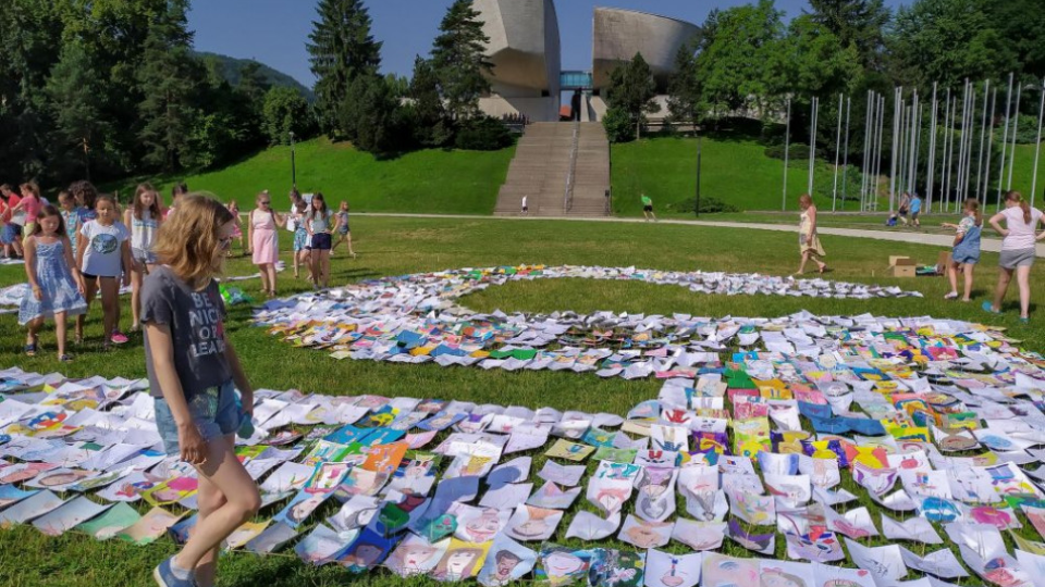 Banskobystrickí školáci a škôlkari v parku pod Pamätníkom SNP vytvorili slovenský rekord, keď na trávniku uložili svojich 5013 kresieb a malieb do obrieho čísla 