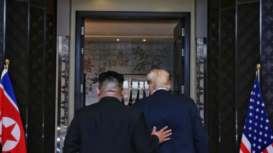 Americký prezident Donald Trump (vpravo) a severokórejský líder Kim Čong-un, archívna snímka.