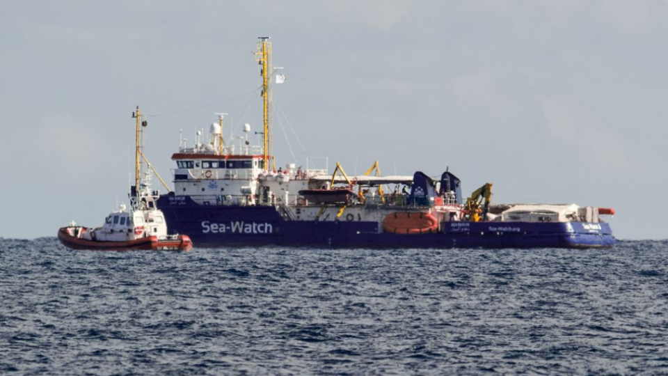 Loď talianskej pobrežnej stráže sa plaví pri záchrannej lodi mimovládnej organizácie Sea-Watch pri pobreží Sicílie, archívna snímka