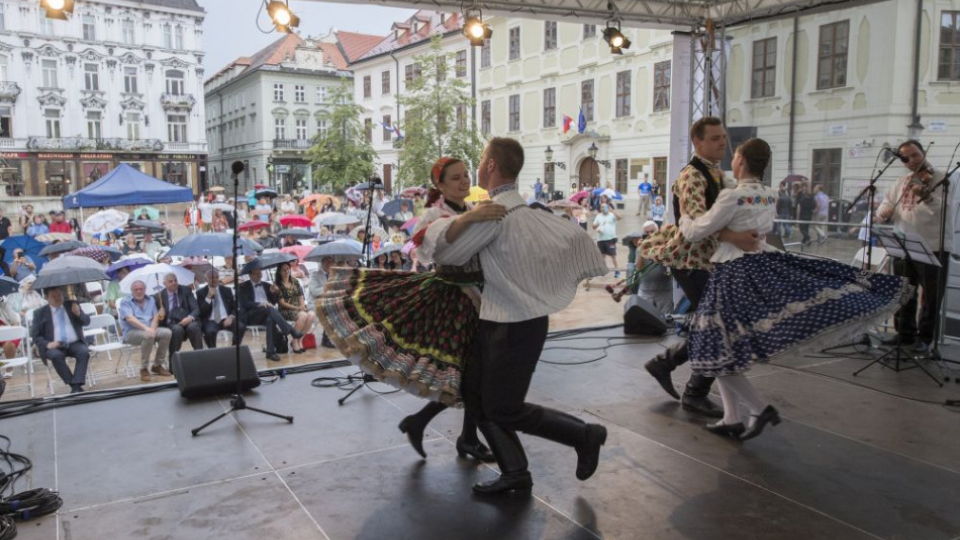 Na snímke folklórny súbor Liptár z austrálskeho Melbourne počas vystúpenia na Hlavnom námestí v Bratislave k pamätnému Dňu zahraničných Slovákov 5. júla 2018.