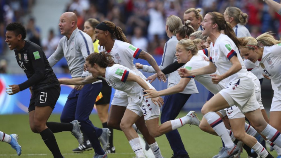 Futbalistky USA bežia oslavovať štvrtý majstrovský titul po finálovom zápase USA-Holandsko. V Lione, Francúzsku, 7. júla 2019.