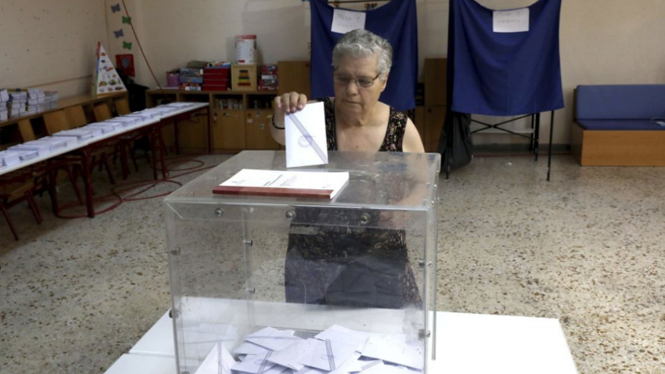 Žena hlasuje počas predčasných parlamentných volieb 7. júla 2019 v Aténach. 