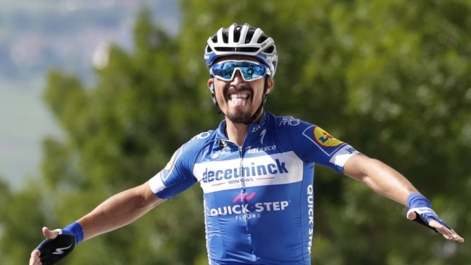 Francúzsky cyklista Julian Alaphilippe sa teší z víťazstva v 3. etape prestížnych cyklistických pretekoch Tour de France, ktorá viedla z belgického mesta Binche do francúzskeho Épernay v pondelok 8. júla 2019.