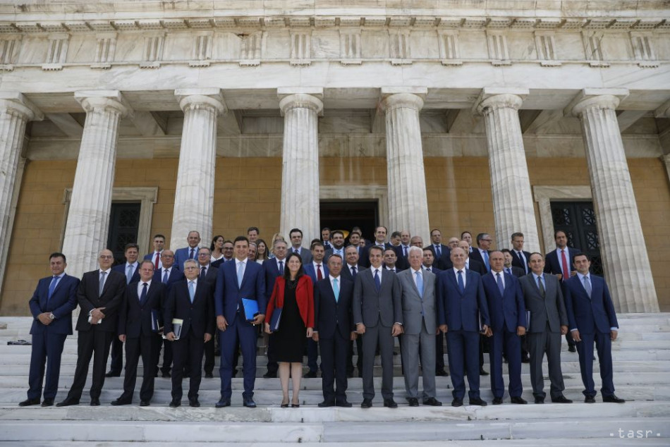 Na snímke členovia nového gréckeho vládneho kabinetu gréckeho premiéra Kyriakosa  Mitsotakisa (v strede vpravo) po prvom zasadnutí po nedeľných predčasných voľbách v Aténach 10. júla 2019. 