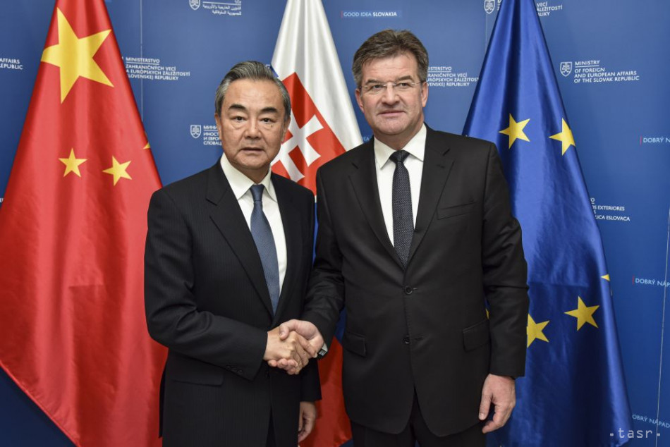 Na snímke sprava minister zahraničných vecí a európskych záležitostí SR Miroslav Lajčák a šéf čínskej diplomacie Wang I počas stretnutia 10. júla 2019 v Bratislave.