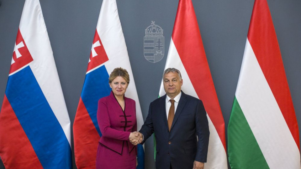 Na snímke úrady predsedu maďarskej vlády, prezidentka SR Zuzana Čaputová (vľavo) a maďarský premiér Viktor Orbán si podávajú ruky počas stretnutia v rámci oficiálnej návštevy slovenskej hlavy štátu v Budapešti vo štvrtok 11. júla 2019.
