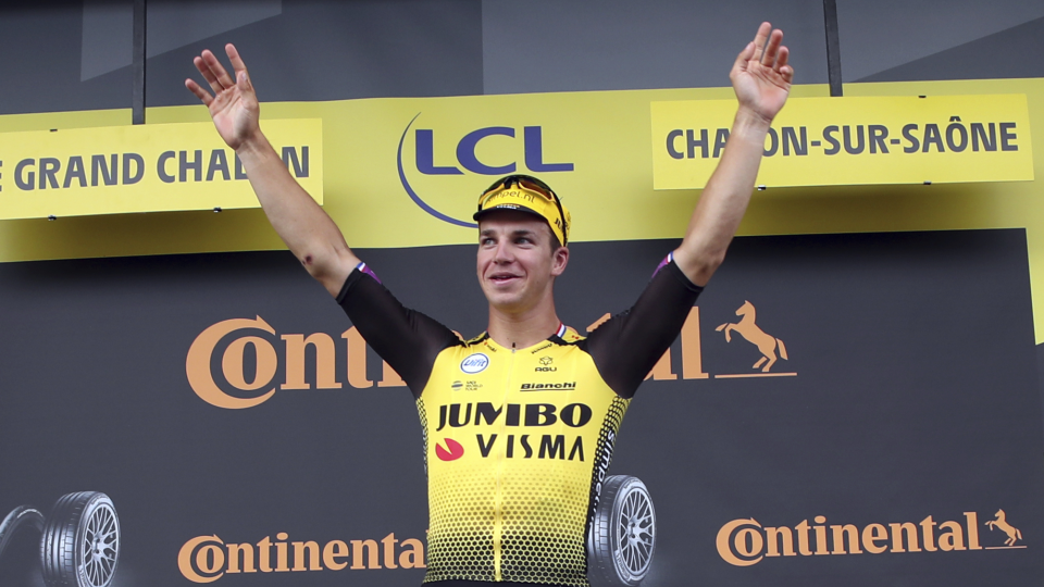Na snímke holandský cyklista Dylan Groenewegen (Jumbo Visma) oslavuje na pódiu víťazstvo v siedmej etape pretekov Tour de France