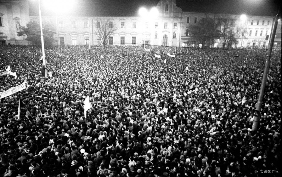 Bratislavské Námestie SNP počas povolenej manifestácie študentov a ďalších obyvateľov hlavného mesta Slovenska 22. novembra 1989.