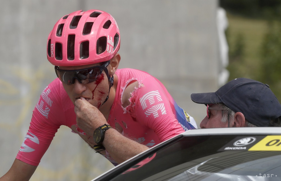 Na snímke americký cyklista Tejay Van Garderen (EF Education First) v opatere lekárov po páde v siedmej etape pretekov Tour de France z Belfortu do Chalon sur Saone (230 km) 12. júla 2019. 