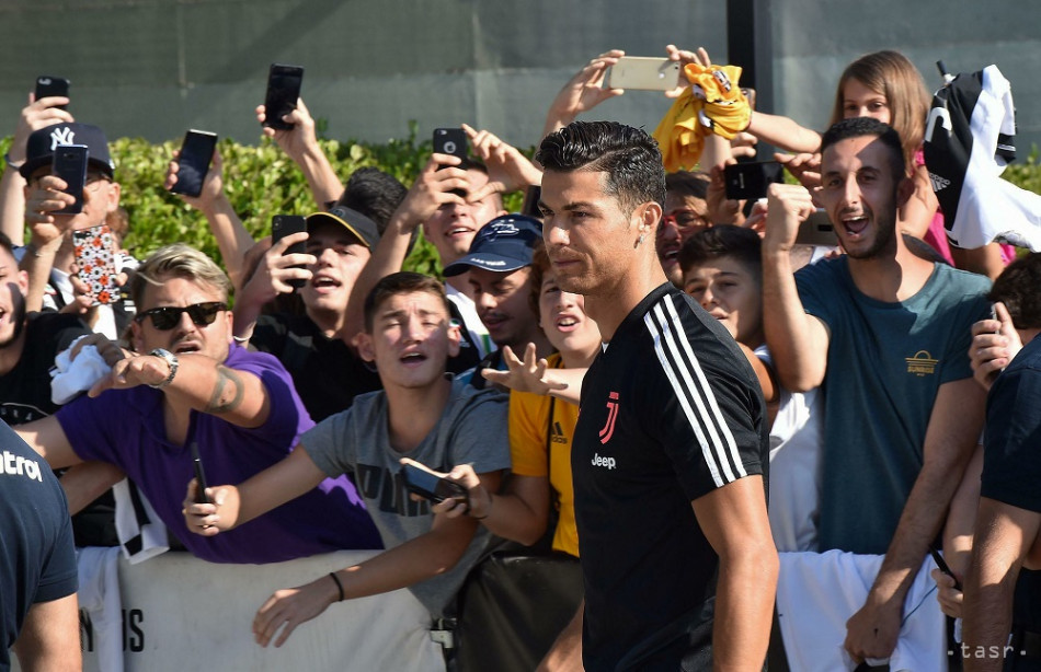 Fanúšikovia vítajú futbalistu Cristiana Ronalda pred prvým tréningom v tréningovom centre Juventusu Turín, 13. júla 2019.