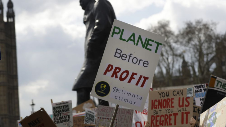 Na archívnej snímke klimatický protest v Londýne. 