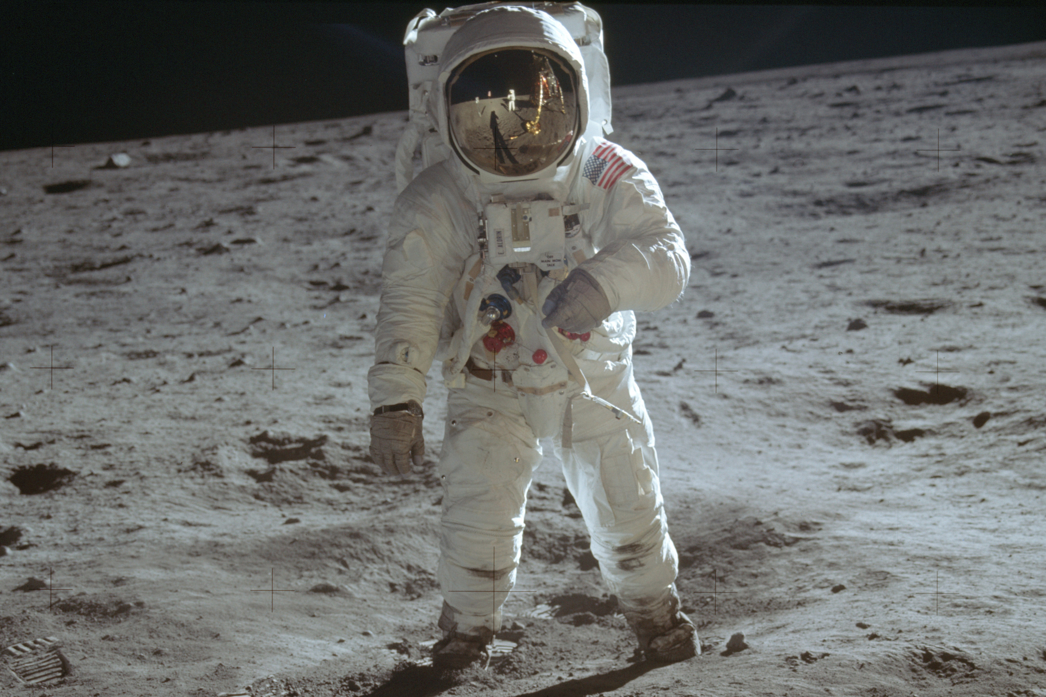 Na archívnej snímke NASA z 20. júla 1969 Buzz Aldrin počas pobytu na Mesiaci.