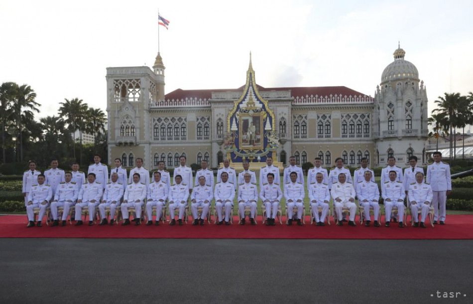 Na snímke deviaty zľava v popredí thajský premiér Prajut Čan-o-ča spolu s  36 členmi novej thajskej vlády, ktorá má byť prvým civilným kabinetom po piatich rokoch vojenskej vlády počas spoločnej fotografie v Bangkoku 16. júla 2019.