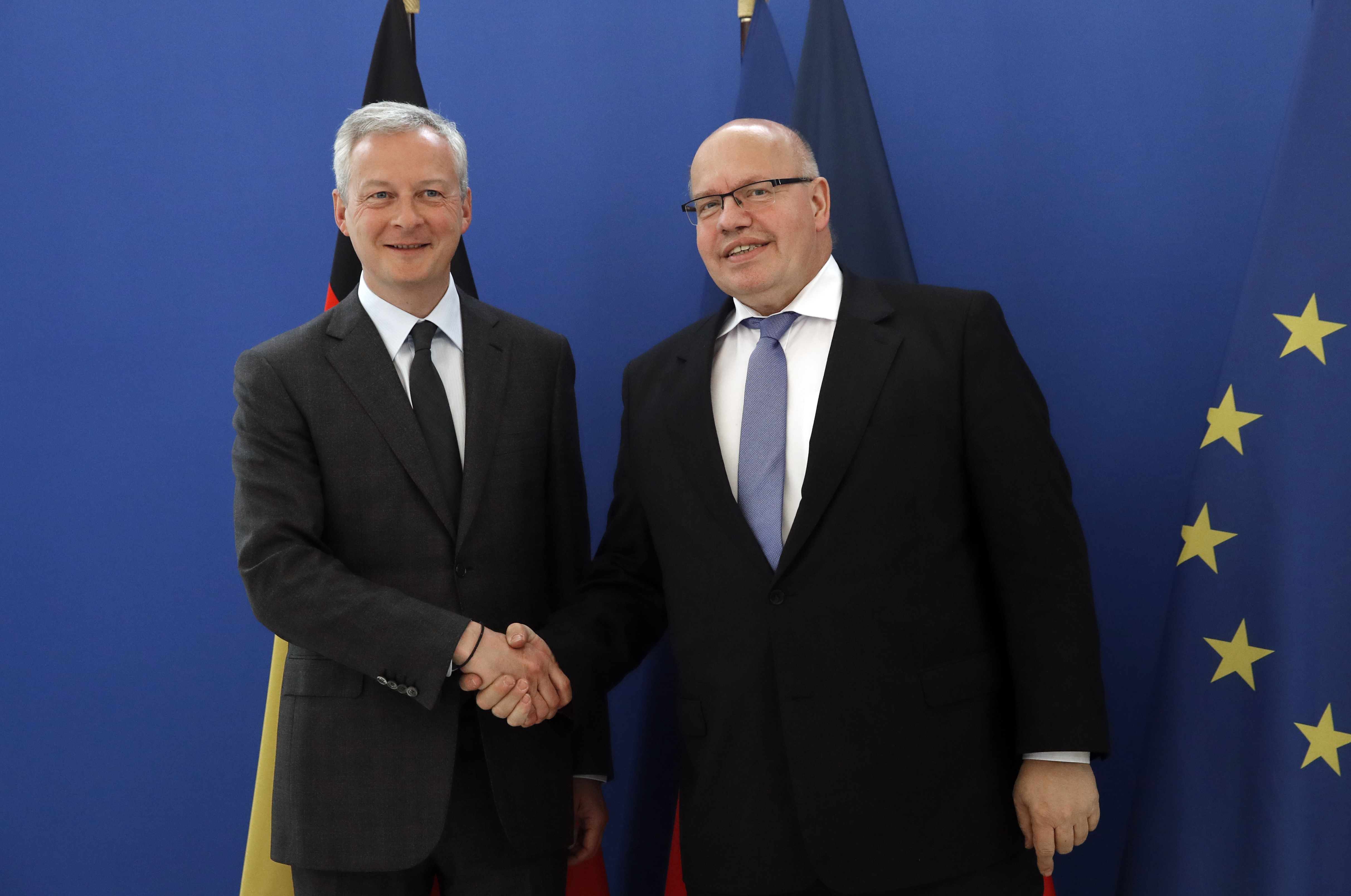 Francúzsky minister hospodárstva a financií Bruno Le Maire (vľavo) a nemecký spolkový minister hospodárstva Peter Altmaier (vpravo)