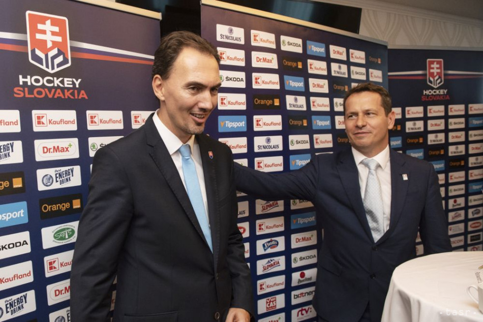Na archívnej snímke vľavo nový prezident SZĽH Miroslav Šatan. 