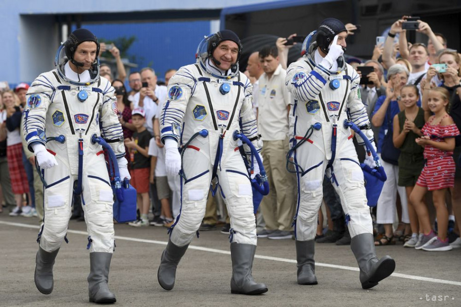 Na snímke členovia posádky misie 60 na medzinárodnú vesmírnu stanicu ISS zľava americký astronaut Andrew Morgan, ruský kozmonaut Alexander Skvorcov a taliansky astronaut Luca Parmitano pred štarom rakety Sojuz- FG s vesmírnou loďou Sojuz MS-13 na kozmodróme Bajkonur v Kazachstane 20. júla 2019.