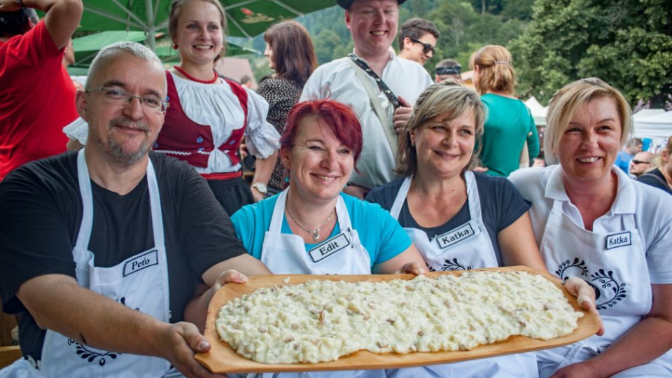Na snímke súťažiaci počas majstrovstiev Slovenska a Európy vo varení a jedení bryndzových halušiek na  Halušky feste 2019 v obci Turecká 20. júla 2019.