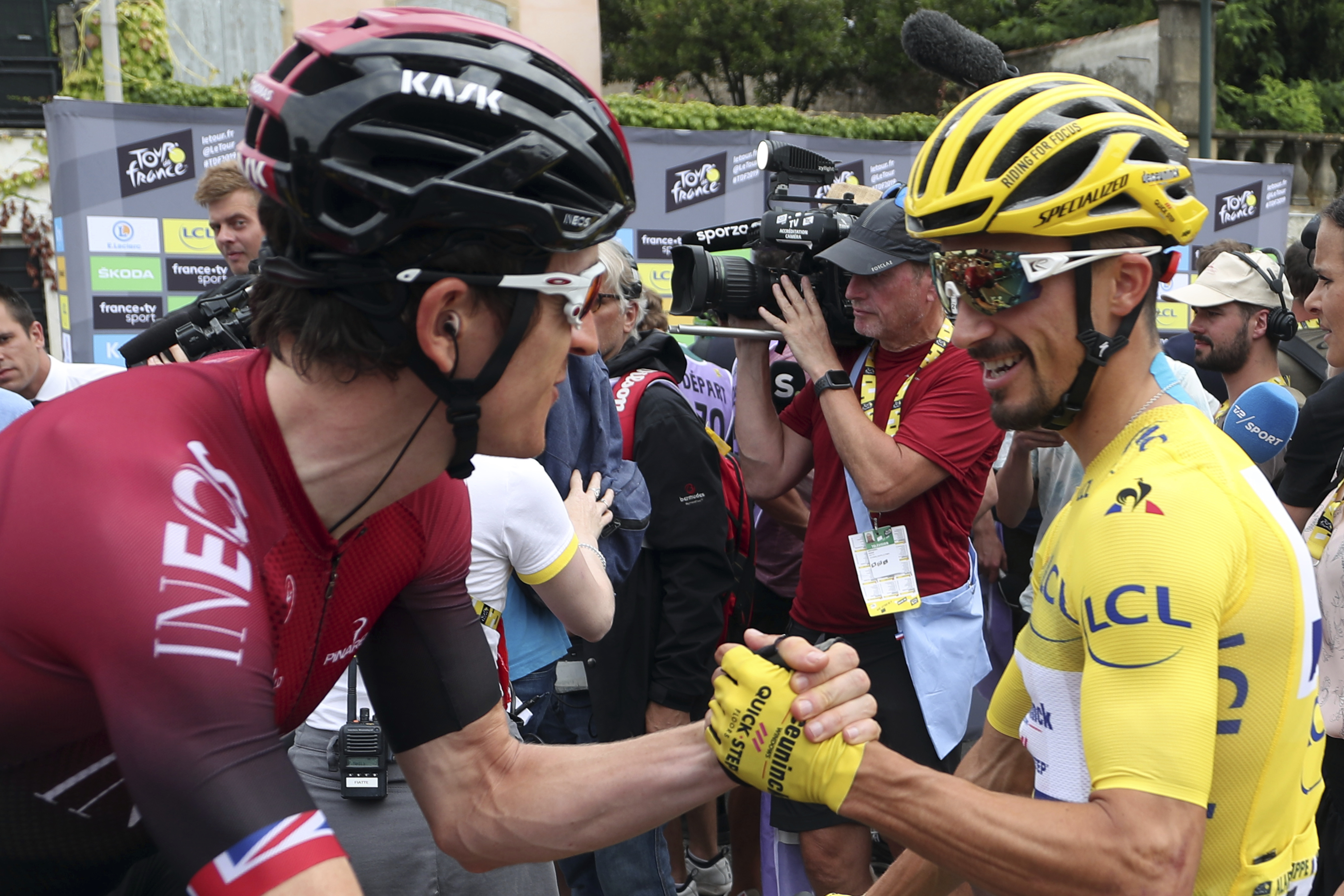 Na snímke francúzsky cyklista Julian Alaphilippe (Deceuninck Quick Step) v žltom drese vedúceho pretekára sa zdraví s Britom Geraintom Thomasom (Ineos)