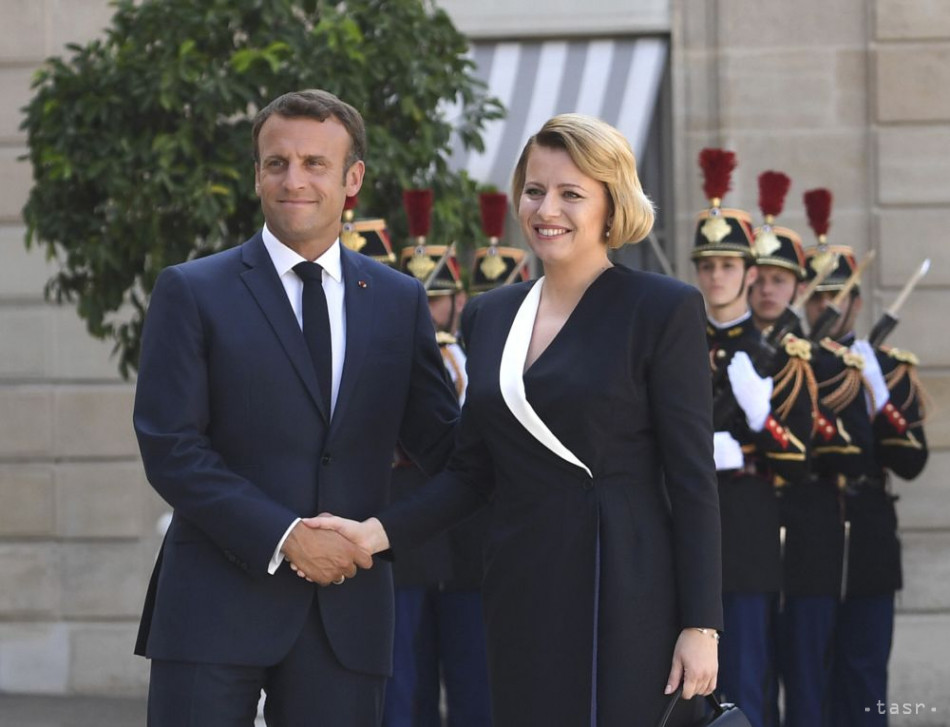 Na snímke francúzsky prezident Emmanuel Macron a prezidentka SR Zuzana Čaputová si podávajú ruky počas stretnutia 24. júla 2019 v Elyzejskom paláci v Paríži. Prezidentka SR Zuzana Čaputová pricestovala na dvojdňovú oficiálnu návštevu Francúzska.