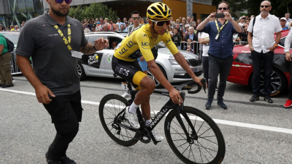 Na snímke kolumbijský cyklista Egan Bernal z tímu Ineos v žltom drese vedúceho pretekára v priebežnom poradí prichádza na štart 20. etapy pretekov Tour de France z Albertville do Val Thorens (59 km) v sobotu 27. júla 2019.