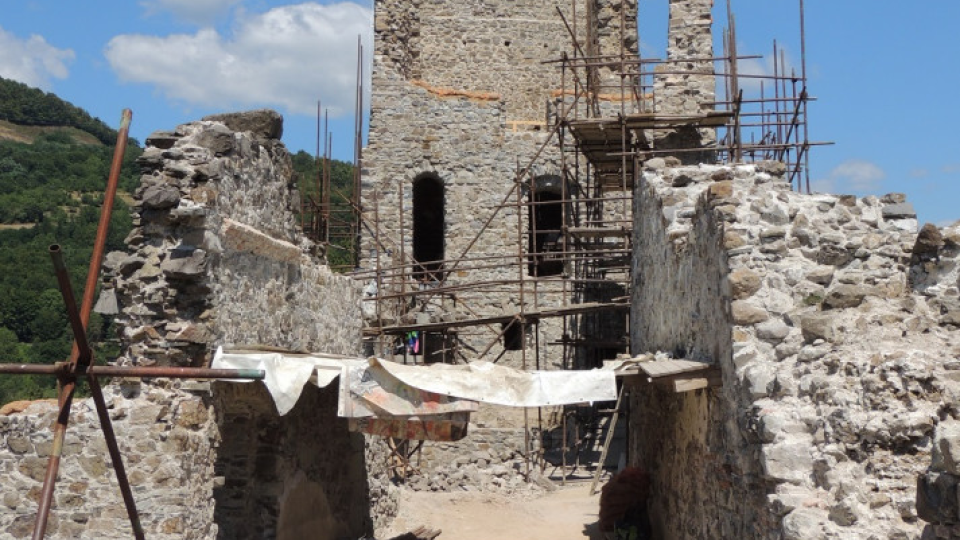 V obnove hradnej zrúcaniny Revište neďaleko Žarnovice pokračujú aj tento rok. Vďaka projektu obnovy hradov pomocou nezamestnaných tu už šiestykrát našlo prácu 19 ľudí. Obnova hradu zamestnáva aj ďalších špecializovaných remeselníkov ako sú tesári či murári. Na snímke severná veža hradu. Žarnovica, 28. júla 2019