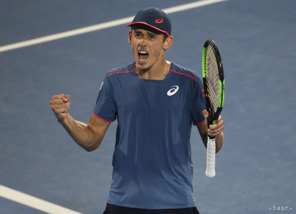 Austrálsky tenista Alex de Minaur sa teší zo zisku prvého setu vo finále dvojhry proti Talianovi Andreasovi Seppimu na turnaji ATP v Sydney 12. januára 2019. 