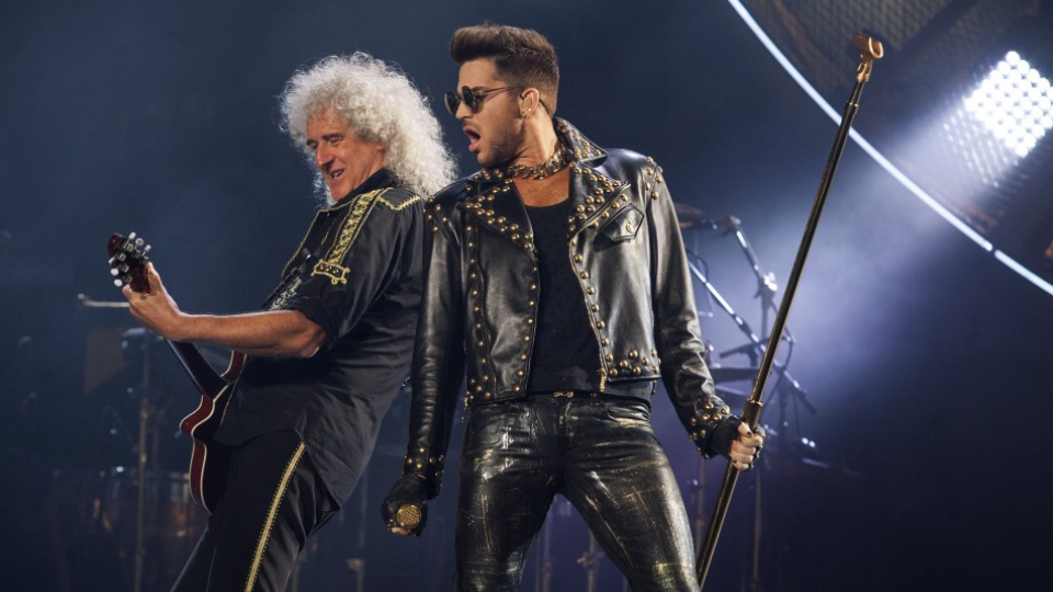 Na archívnej snímke vpravo americký spevák Adam Lambert a vľavo člen britskej rockovej skupiny Queen, gitarista Brian May.