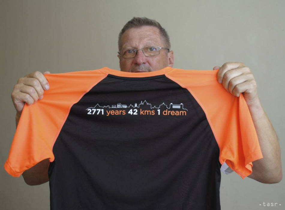 Na snímke klient Oázy, bežec Laco (59), ktorý ukazuje svoje bežecké tričko z preteku. V Bernátovciach, 30. júla 2019. 
